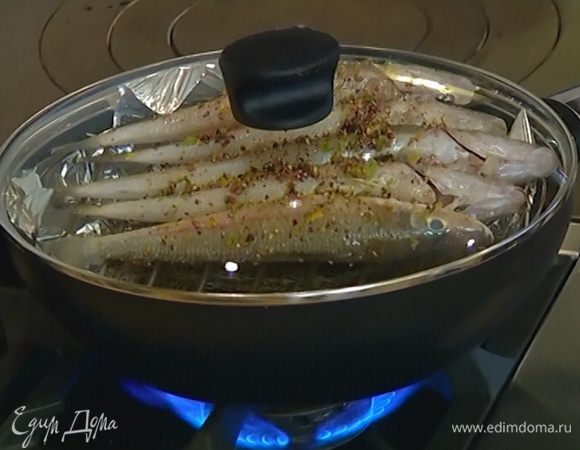 Рыбу смазать цитрусовой заправкой, выложить на решетку, накрыть сковороду крышкой и готовить 10–12 минут, не переворачивая.