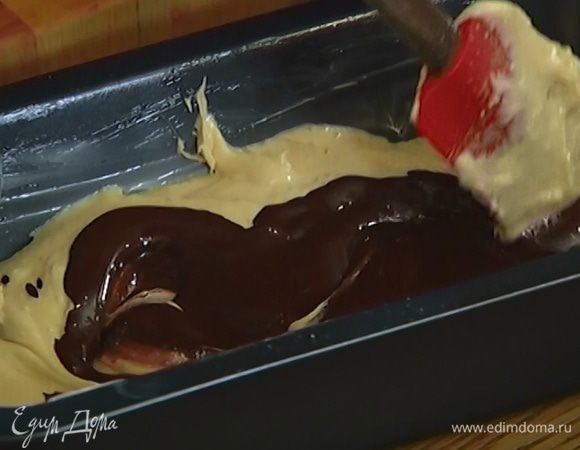 Небольшую форму для выпечки смазать оставшимся сливочным маслом, выложить 2/3 теста, вылить на него половину растопленного шоколада и с помощью лопатки или ножа сделать разводы, чтобы получился «мраморный» рисунок.