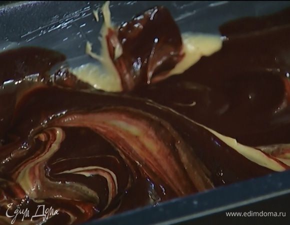 Выложить сверху оставшееся тесто, полить оставшимся шоколадом и снова сделать разводы для создания узора.