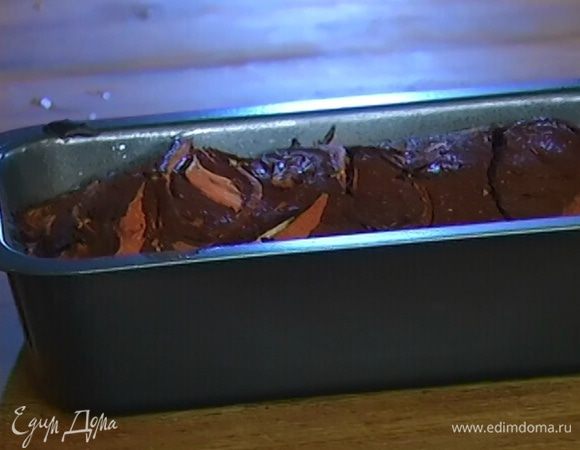 Отправить пирог в разогретую духовку на 20 минут.