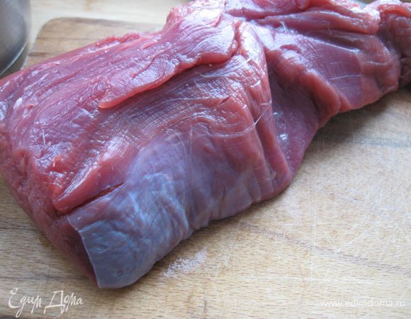 Мясо помыть, вытереть салфеткой.