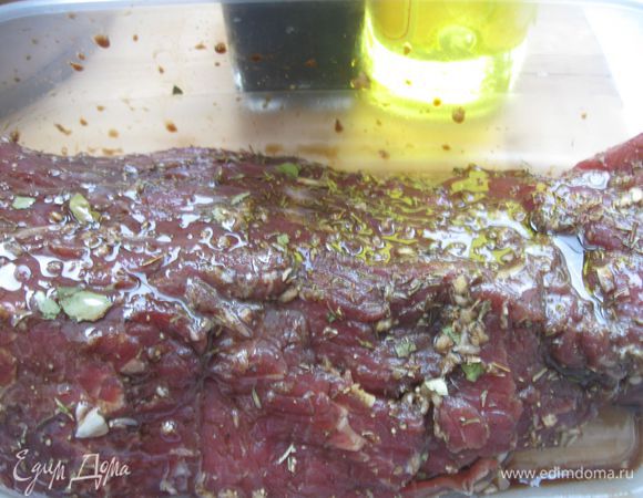 Посолить, поперчить, смазать пропущенным через пресс чесноком, мелко размолотым лавровым листом, сушеным тимьяном, обтереть смесью 1 ст. ложки оливкового масла и красного винного уксуса. Оставить на  25 -30 минут.
По мясу провести рукой, избавляя от лаврового листа, тимьяна, которые могут пригореть при обжарке.
