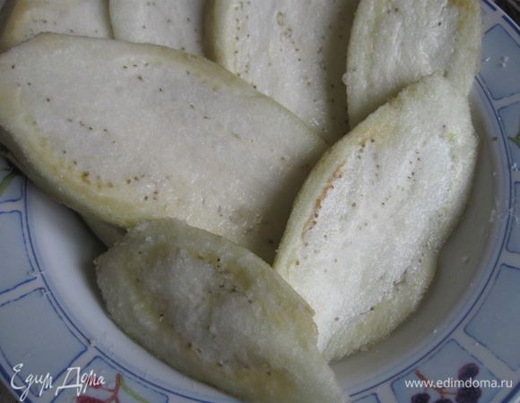 Баклажан почистить, нарезать вдоль. Натереть обильно солью с двух сторон. Дать полежать, чтобы выделился сок. Затем промыть тщательно и обтереть.