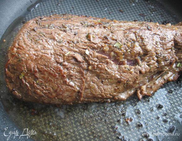 Раскалить сковороду с оливковым маслом. Обжарить мясо со всех сторон.