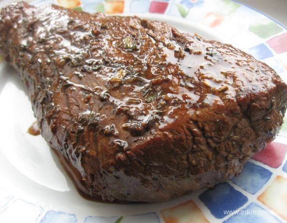 Духовка к этому времени должна быть разогрета до 200 градусов. Положить вырезку в смазанную маслом керамическую или стеклянную форму и поместить в духовку примерно на 30 минут ( для средней прожарки).  Готовность мяса проверять  тонкой деревянной палочкой. Если после того, как проткнуть мясо, сок будет светлый, мясо готово. Можете уменьшить время, чтобы получить мясо « с кровью», или увеличить, чтобы оно было хорошо прожарено. 


