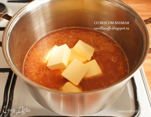 Сок перелить в кастрюльку. Добавить сахар (обычный и ванильный), лимонную цедру, сливочное масло. Добавить яйца.