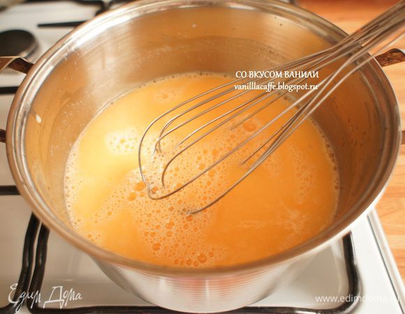 Поставить кастрюльку на медленный огонь. Довести крем до кипения, постоянно помешивая венчиком. После того как крем закипит, поварить его еще около 5 минут до загустения.
Крем протереть через сито в чистую миску (чтобы избавиться от лимонной цедры).
