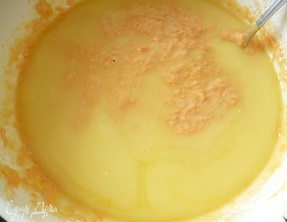 Яйца слегка взбить с сахаром, маргарин растопить и добавить к морковной смеси, хорошо перемешать.