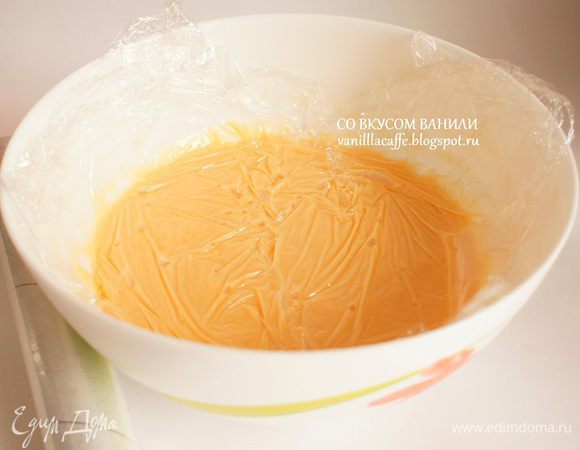 Крем накрыть пищевой пленкой, так чтобы она легла на его поверхность (это делается для того, чтобы на креме не образовалась корочка). Дать крему  остыть.