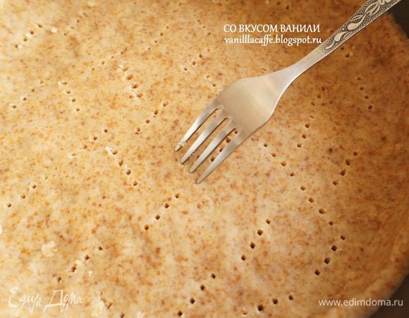 Духовку разогреть до 180 гр.
Тесто наколоть вилкой и поставить форму в духовку на 20-25 минут - до готовности теста. 
Готовый корж достать из духовки и дать ему остыть.
