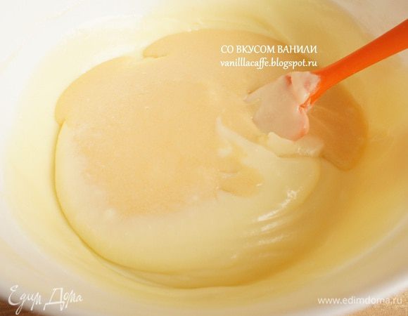 В это время можно приготовить начинку для тарта. Здесь тоже все просто!
Желатин залить водой и оставить до набухания (10-15 минут).
Шоколад растопить на водяной бане.
В растопленный шоколад вмешать маскарпоне.
Разбухший желатин растопить. Процедить. И влить его в грейпфрутовый крем. Перемешать.
Грейпфрутовый крем добавить к шоколадно-маскарпоновой массе и перемешать до однородного состояния.
