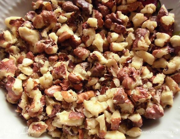 Грецкие орехи измельчить довольно крупно. 