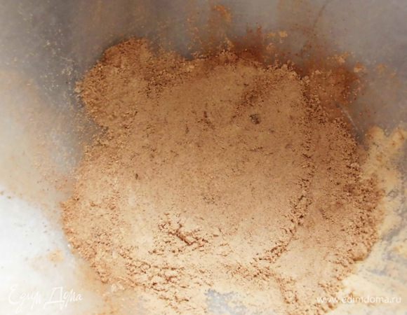 Из специй я взяла гвоздику, молотый имбирь и корицу. Гвоздику (4 шт.) растерла в ступке, добавила 1 ч. л. имбиря и немного корицы. Смесь готова.