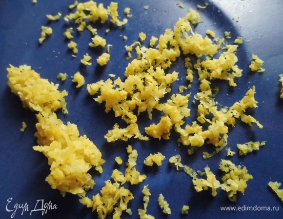 С лимона снять цедру и выжать сок. 