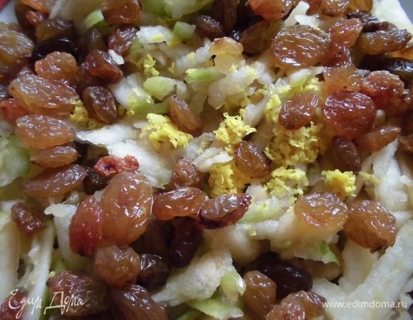 Изюм промыть и просушить. Яблоки натереть на крупной терке вместе с кожицей. Полить лимонным соком, смешать с изюмом и цедрой. 