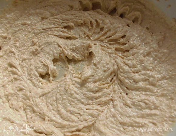 Сливочное масло взбить с сахаром до посветления. 