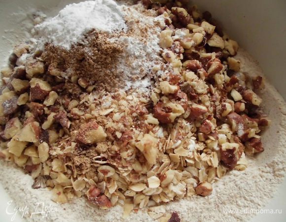 Муку смешать с сухими ингредиентами. 