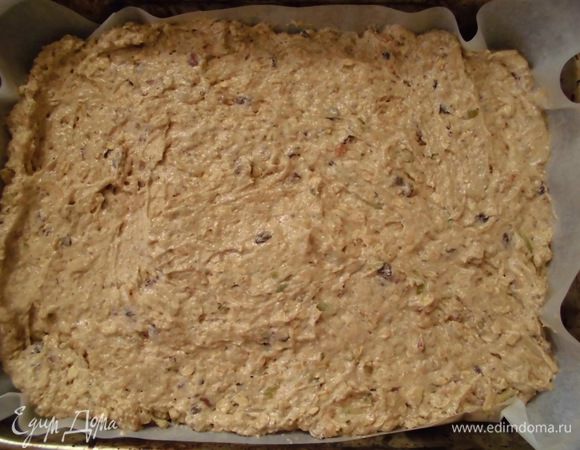 Добавить яблоки, тщательно перемешать. Форму (у меня 22 х 30 см) выстелить бумагой для выпечки, смазанную маслом. Форма довольно большая, но теста все равно много, поэтому пирог получается пышным. Можно взять 2 формы поменьше и испечь 2 пирога! Выложить тесто в форму, распределить по всей поверхности. Поставить в ХОЛОДНУЮ духовку и выставить температуру 200 градусов. Выпекать где-то 40 минут. 