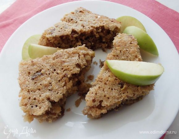 Готовый пирог остудить и нарезать квадратиками, каждый из которых разрезать еще пополам (на треугольники). 
Приятного аппетита!