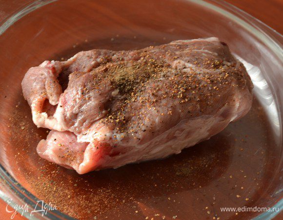 Свинину посыпать солью и смесью перцев.