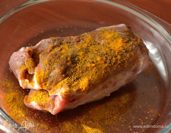 Посыпать карри, мускатным орехом, имбирем и корицей. 