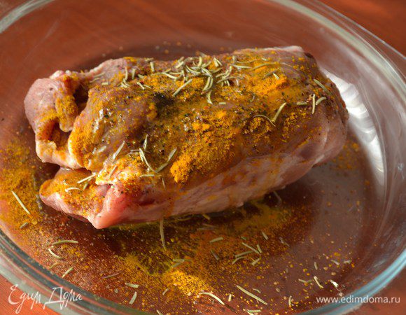 Полить оливковым маслом. Посыпать измельченным чесноком и розмарином.