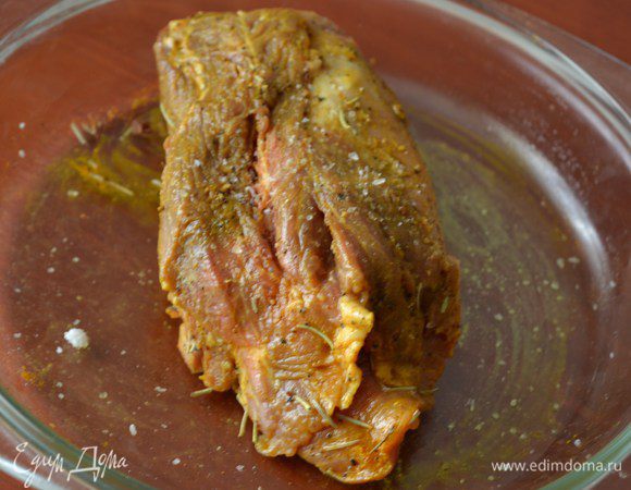 Приправы хорошо втереть в мясо.