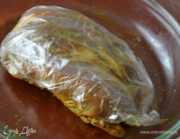Обернуть пищевой пленкой и оставить на 30-60 мин. в холодильнике (можно и больше, будет даже лучше).