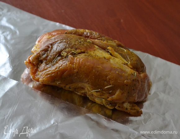 Мясо обернуть фольгой.