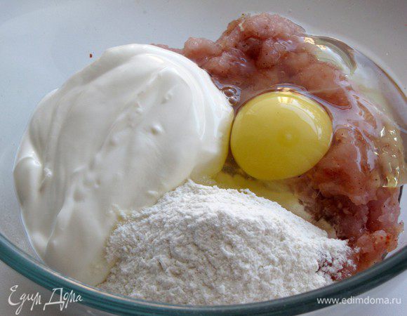Туда же добавьте яйцо, сметану, 1/4 ст. муки и все хорошо перемешайте. 