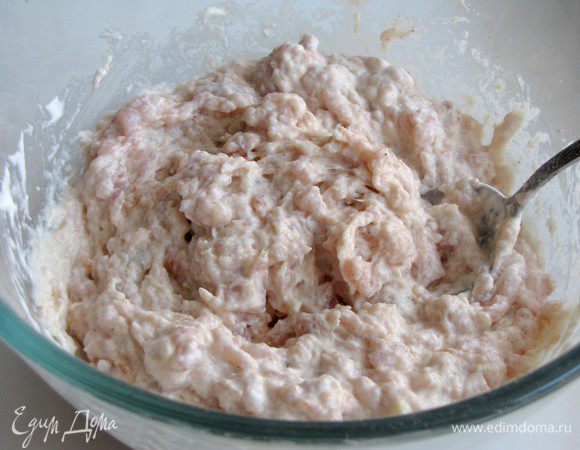 Начинка для пирога готова, отложим ее в сторону и займемся картофельной основой.