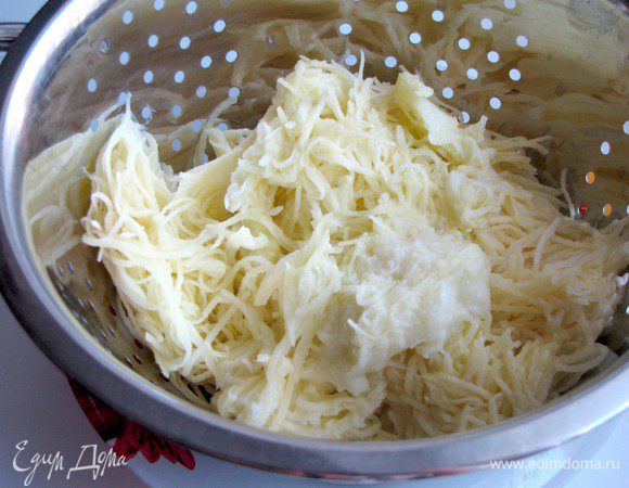 Очистите картофель и натрите его на крупной терке. В ту же емкость натрите на крупной терке лук. Можно воспользоваться кухонным комбайном с насадкой, тогда меньше будет слез.))) Выложите тертый картофель и лук в дуршлаг и поставьте в другую миску на 10-15 минут, чтобы стек лишний сок.
