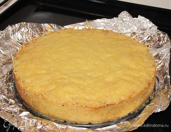 Пирог готов! Разрежьте его  на кусочки и подавайте горячим. Приятного аппетита!