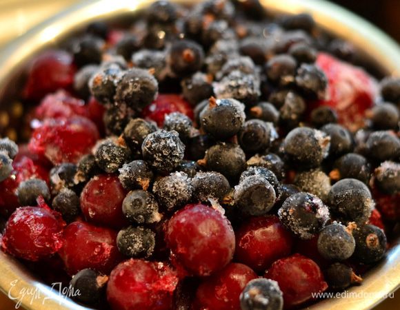 Разморозить ягоды, кроме клубники. Клубнику в корзинку будем применять мороженную. Сок, который стечет, не выливать!