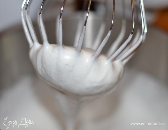 Взбить белки до устойчивых пиков с половиной нормой сахара, добавив туда же пару капель лимонного сока.