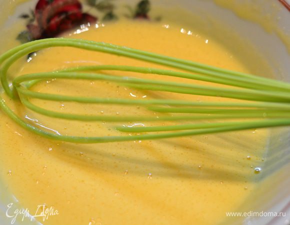 Взбиваем венчиком желтки с половиной нормой сахара до его  растворения.