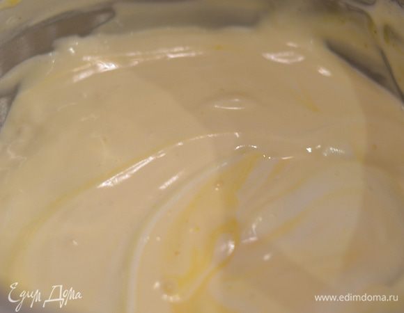 и перемешиваем заворачивающими движениями снизу вверх лопаткой.