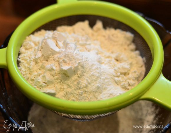 Просеиваем муку с разрыхлителем.