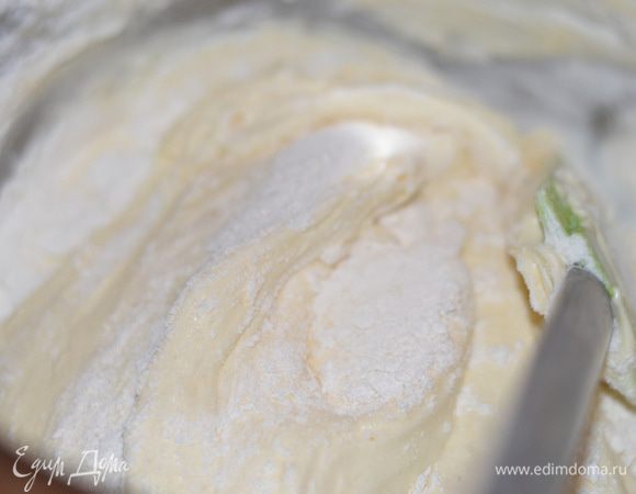 Добавляем в несколько приемов просеянную муку в яично-белковое тесто 