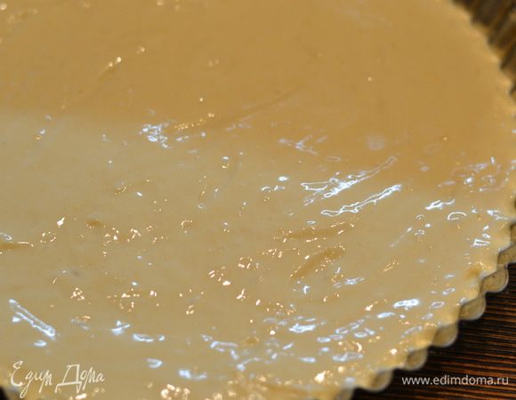 Заливаем тесто в специальную форму,застеленную пергаментом  и смазываем сливочным маслом. Я вырезала круг,чтобы выстелить низ,смазала бока и пергамент. Выпекать в предварительно-разогретой духовке при температуре 180 градусов 20-25 минут.