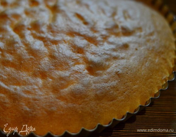 Готовый бисквит остудить.