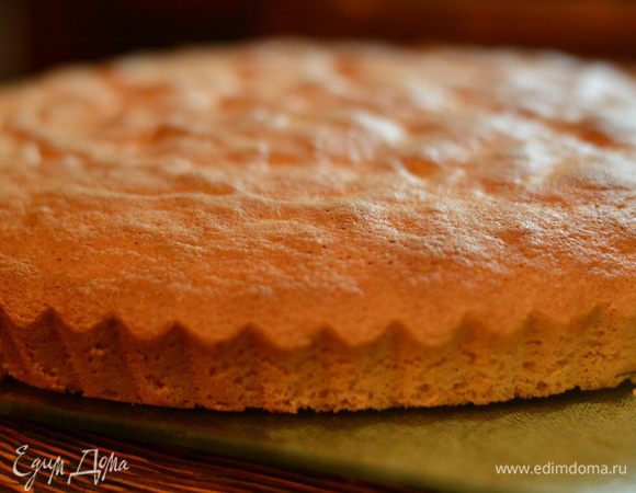 Вынуть аккуратно из формы. Я его перевернула на плоскую поверхность и вынула.