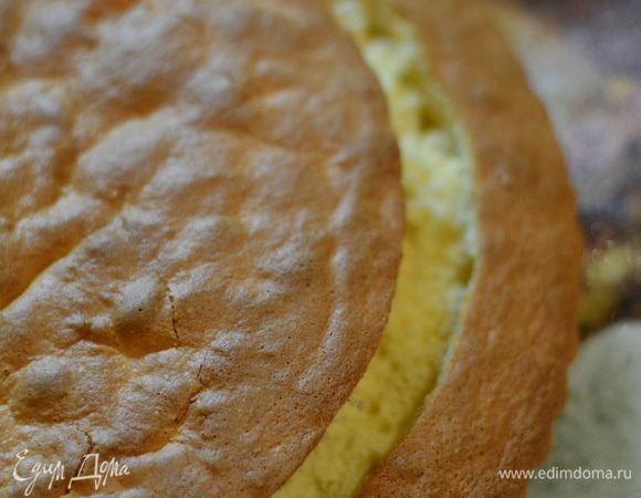 Аккуратно вырезать середину,отступая от края бисквита 1 см.