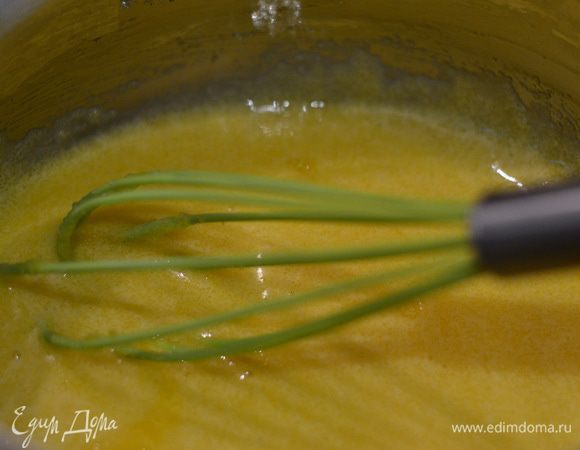 Варим крем. Смешиваем в кастрюльке сахар,желтки.