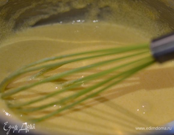 Добавляем крахмал,взбиваем венчиком до однородности.