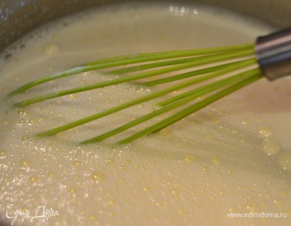 Подогреваем молоко,добавляем теплое молоко во взбитые  яйца с сахаром и крахмалом,хорошо перемешиваем и ставим на огонь,можно добавить ваниль.Варим.постоянно помешивая до появления пузырьков и загустения.