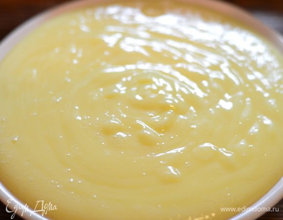 Готовый крем хорошо остудить.Крем получается сам по себе сладковатым,но  ягоды замороженные с кислинкой,эта кислинка и разбавляет сладость крема,как по мне гармония вкуса как раз в сладком креме и с ягодами с кислинкой,но если хотите уменьшите вол-во сахара на свой вкус.