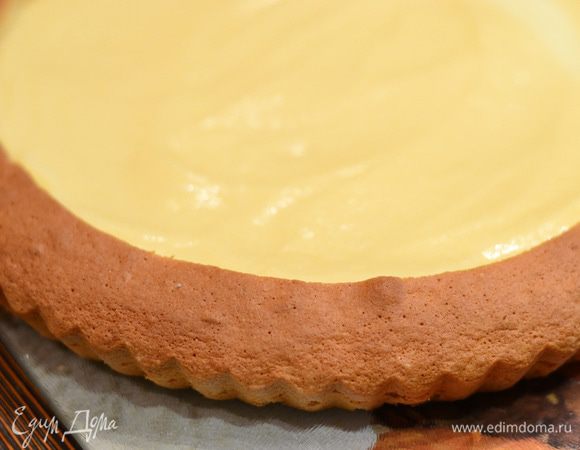 Вылить крем в середину корзинки,разровнять.