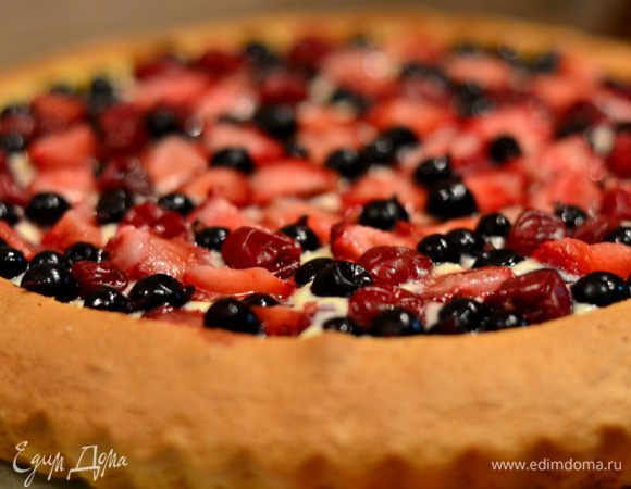 На крем выложить ягоды, плотно к друг другу,обязательно хорошо просушенные, замороженную клубнику порезать на части и тоже аккуратно, в хаотичном порядке выложить на крем.