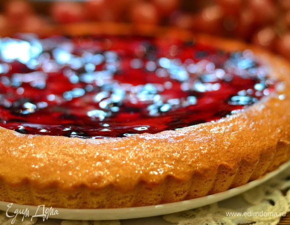 На ягоды вылить готовое желе,желе готовить по инструкции. В инструкции нужно было добавить 250 г воды,я добавила 100 г ягодного сока(который стек при разморозки смородины и вишни) и 150 г воды. Готовую ягодную корзинку поставить в холодильник до застывания крема и желе на 2-3 часа. Можно смазать края корзинки протертым абрикосовым джемом.